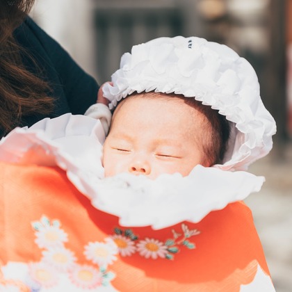 遥南　碧が出張撮影した人間の髪の色, ヘアアクセサリー, お宮参りなどが写った「お宮参りin 伊勢山皇大神宮」の家族写真