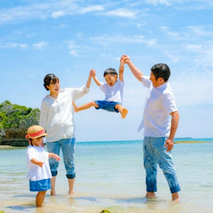 CREATIVE HOUSEが出張撮影したネクタイ, 分かち合う, フラッシュ撮影などが写った「ファミリーフォト出張撮影」の家族写真