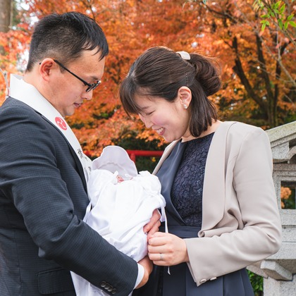 山下　剛が出張撮影したネクタイ, 赤ちゃん・幼児服, 慰めなどが写った「お宮参りの撮影」の家族写真