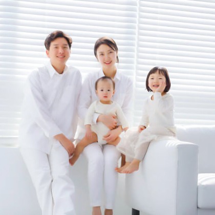 CREATIVE HOUSEが出張撮影したネクタイ, 分かち合う, フラッシュ撮影などが写った「ファミリーフォト出張撮影」の家族写真