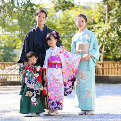 出張撮影　FotoMatograph　間藤　恒が出張撮影したモロオカクマノ神社, ドレス, ストリートファッションなどが写った「20.10.26-横山様　熊野神社」の家族写真