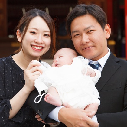 中井企画が出張撮影した挨拶, ネクタイ, 赤ちゃん・幼児服などが写った「お宮参り」の家族写真