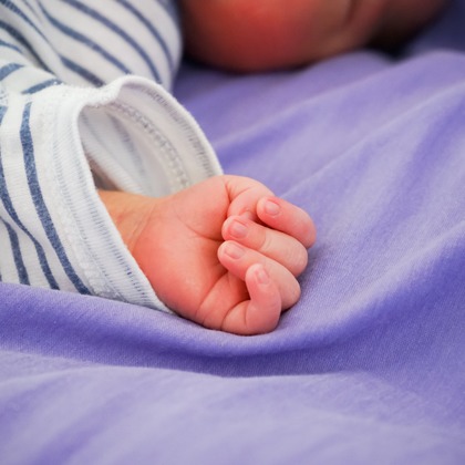 Aya Petite Photographyが出張撮影した赤ちゃんの入浴, 入浴, むき出しのなどが写った「ニューボーンフォト」の家族写真