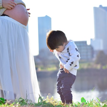 CREATIVE HOUSEが出張撮影したフラッシュ撮影, ビーチの人々, ジェスチャーなどが写った「マタニティフォト」の家族写真