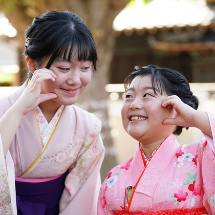 出張撮影のメモリーズが出張撮影した文房具, 姫カット, 筆記具などが写った「241117-Ｉ様-七五三」の家族写真