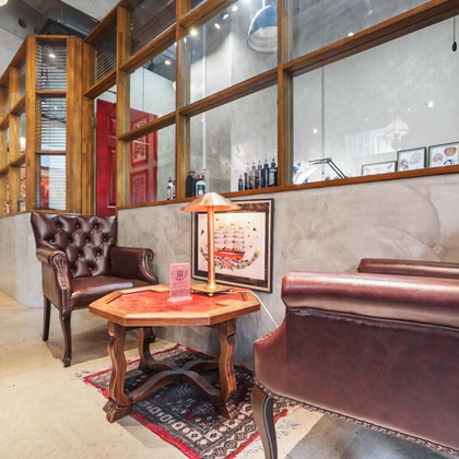 山内　信弥が撮影した「ブリティッシュパブ、タトゥースタジオ」の写真