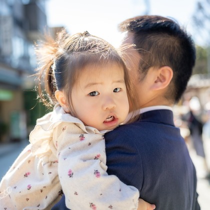 大森光太郎・K-PHOTOが出張撮影した赤ちゃん・幼児服, 分かち合う, フラッシュ撮影などが写った「家族写真撮影」の家族写真