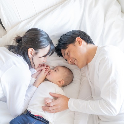 モーメンツが出張撮影した清潔さ, 裸足, フラッシュ撮影などが写った「1歳バースデイ」の家族写真