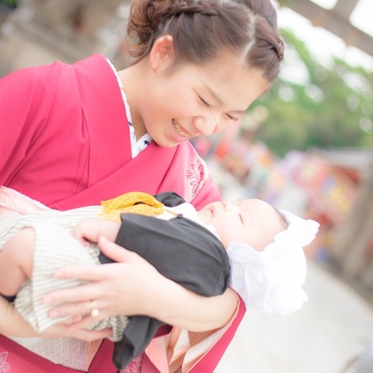 この写真は、出張撮影(家族写真(キッズ,ベビーフォト))のアルバム「お宮参り撮影」にある写真の1枚で、家族写真(キッズ,ベビーフォト)などが写っています。<br>「お宮参り撮影」では他にも:albumPhotoCount枚の家族写真を見ることができます。撮影者はフォスタムです。カメラマンのプロフィールページで、家族写真(キッズ,ベビーフォト)撮影の口コミやおすすめコメントを見ることができます。