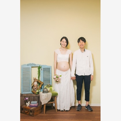 この写真は、出張撮影(家族写真(キッズ,ベビーフォト))のアルバム「マタニティフォト」にある写真の1枚で、家族写真(キッズ,ベビーフォト)などが写っています。<br>「マタニティフォト」では他にも:albumPhotoCount枚の家族写真を見ることができます。撮影者はアトリエカーシャです。カメラマンのプロフィールページで、家族写真(キッズ,ベビーフォト)撮影の口コミやおすすめコメントを見ることができます。