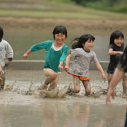 waka photoが出張撮影したビーチの人々, ジェスチャー, ショートパンツなどが写った「運動会」の家族写真
