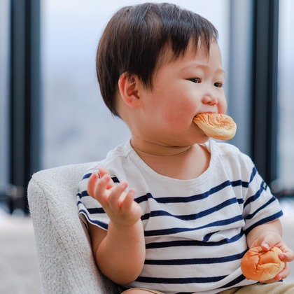 ちずカメラが出張撮影した赤ちゃん・幼児服, フラッシュ撮影, 慰めなどが写った「子供」の家族写真