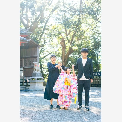 森元こずえが出張撮影した現代ファンタジーの王国, フラッシュ撮影, ジェスチャーなどが写った「七五三」の家族写真