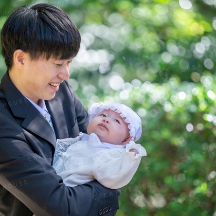 CREATIVE HOUSEが出張撮影したMomijihachimangu, Hakozakigu, ネクタイなどが写った「お宮参り」の家族写真