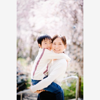 アトリエ　エピカ/清水　一哉が出張撮影した植物, 感情, レクリエーションなどが写った「桜フォト」の家族写真