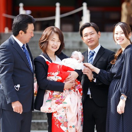 中井企画が出張撮影した挨拶, ネクタイ, 赤ちゃん・幼児服などが写った「お宮参り」の家族写真