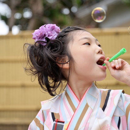 せおまさよが出張撮影したストリートファッション, ジェスチャー, 作りますなどが写った「出張撮影　七五三」の家族写真