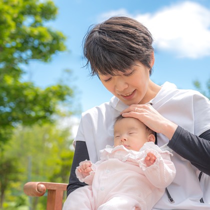 高木勇斗が出張撮影した屋外ベンチ, フラッシュ撮影, シャツなどが写った「親子」の家族写真