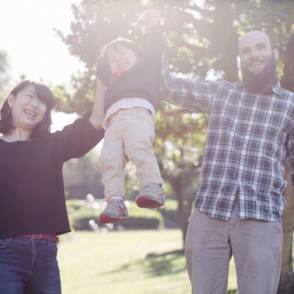 Aurora Photographyが出張撮影したSōjutsu, 遊び場スライド, ジェスチャーなどが写った「七五三、日常撮影」の家族写真