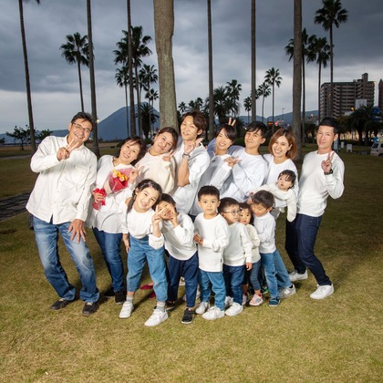 岩坪眞一郎が出張撮影した家族写真(キッズ,ベビーフォト)などが写った「還暦祝い家族写真」の家族写真