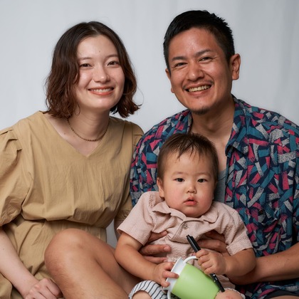 Hiroki Anzaiが出張撮影した幸福, 立っている, ショルダーなどが写った「Family Photo in Kamakura」の家族写真
