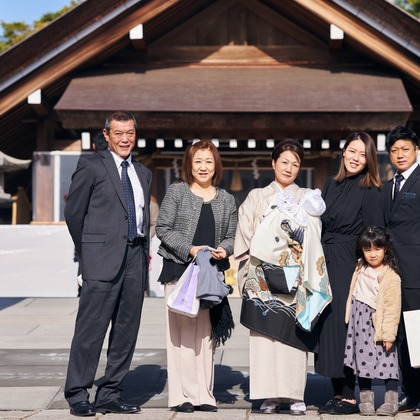 この写真は、出張撮影(家族写真(キッズ,ベビーフォト))のアルバム「お宮参り」にある写真の1枚で、家族写真(キッズ,ベビーフォト)などが写っています。<br>「お宮参り」では他にも:albumPhotoCount枚の家族写真を見ることができます。撮影者は三好治輝です。カメラマンのプロフィールページで、家族写真(キッズ,ベビーフォト)撮影の口コミやおすすめコメントを見ることができます。
