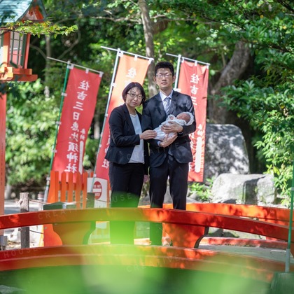 CREATIVE HOUSEが出張撮影したMomijihachimangu, Hakozakigu, ネクタイなどが写った「お宮参り」の家族写真