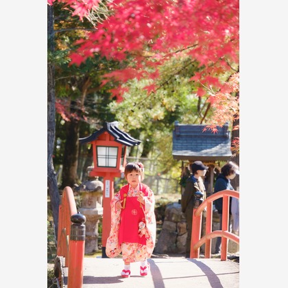 高夏写真店が出張撮影した荷物とバッグ, ジェスチャー, ショートパンツが写った七五三フォトの写真