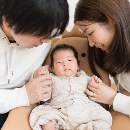 池田廉が出張撮影した赤ちゃん・幼児服, フラッシュ撮影, シャツなどが写った「公園にて」の家族写真