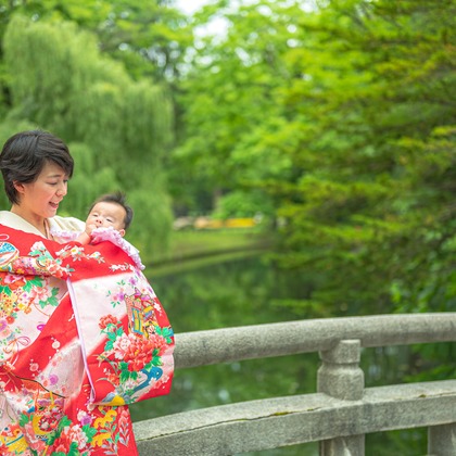 高木勇斗が出張撮影した赤ちゃん・幼児服, 自然の中の人々, 街路灯が写ったお宮参りの写真