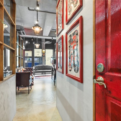 山内　信弥が撮影した「ブリティッシュパブ、タトゥースタジオ」の写真