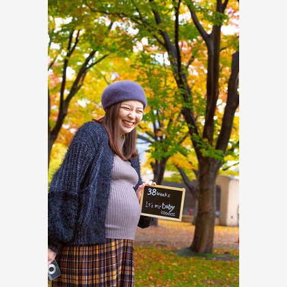 中井企画が出張撮影した大通公園, 自然の中の人々, タータンなどが写った「マタニティフォト(札幌）」の家族写真