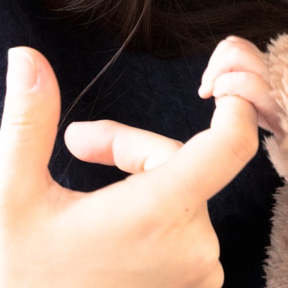 ミヤタカズコが出張撮影した哺乳瓶, 哺乳瓶の授乳, 虹彩が写ったニューボーンフォト/家族写真の出張撮影の写真