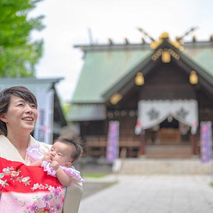 高木勇斗が出張撮影した赤ちゃん・幼児服, 自然の中の人々, 街路灯が写ったお宮参りの写真