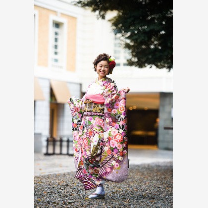 アトリエ　エピカ/清水　一哉が出張撮影した成人式, 立っている, フローラなどが写った「成人式ロケ」の家族写真