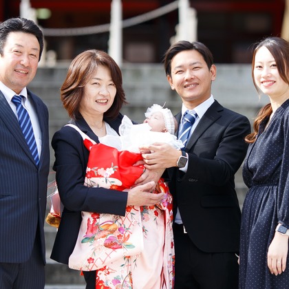 中井企画が出張撮影した挨拶, ネクタイ, 赤ちゃん・幼児服などが写った「お宮参り」の家族写真