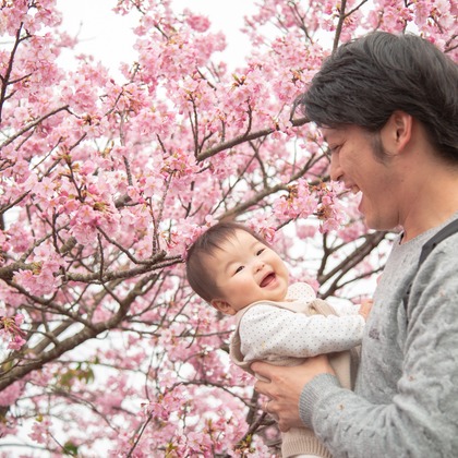 ゆのみふぉとが出張撮影した自然の中の人々, 手をつないで, 友情などが写った「桜とお写真」の家族写真