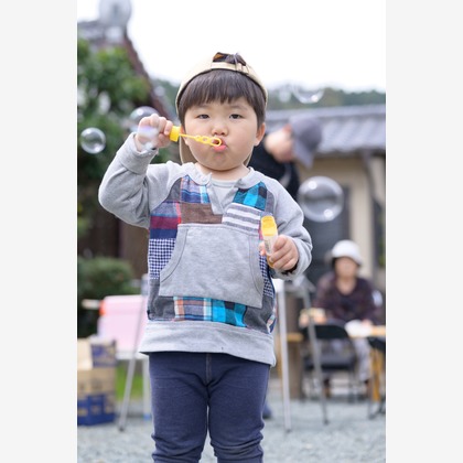 大塚由充が出張撮影した子供たちと遊ぶ, 子供たち, 食べるが写った家族写真の出張撮影の写真