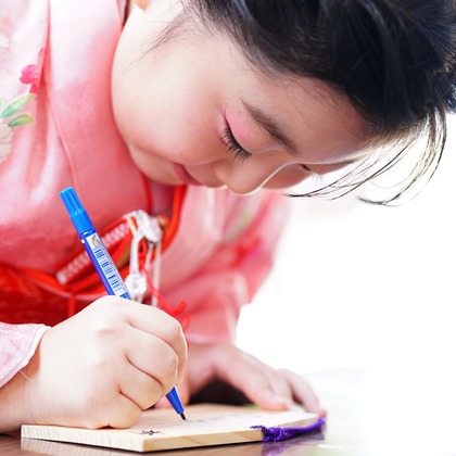 出張撮影のメモリーズが出張撮影した文房具, 姫カット, 筆記具などが写った「241117-Ｉ様-七五三」の家族写真