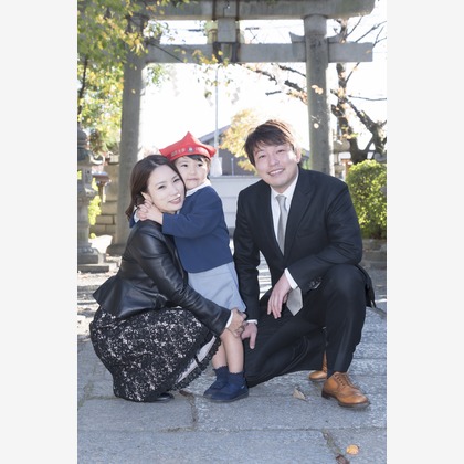 A&Y写真OFFICEが出張撮影した荷物とバッグ, シンボル, バックパックなどが写った「家族写真」の家族写真