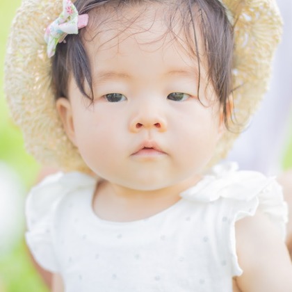 ゆのみふぉとが出張撮影した「芝生での一コマ」の家族写真