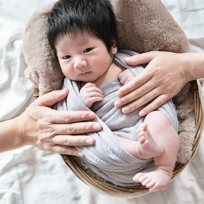 シコロハルナが出張撮影したフラッシュ撮影, 慰め, ジェスチャーなどが写った「ニューボーンフォト」の家族写真