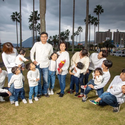 岩坪眞一郎が出張撮影した家族写真(キッズ,ベビーフォト)などが写った「還暦祝い家族写真」の家族写真