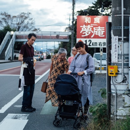 NAGASHIMA Photographyが出張撮影した輸送モード, 一眼レフカメラ, ジーンズなどが写った「お宮参り」の家族写真
