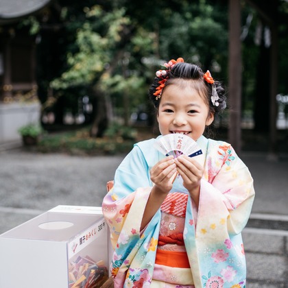 植村由理が出張撮影したストリートファッション, 753, 生物などが写った「七五三　＠神明社　横浜」の家族写真