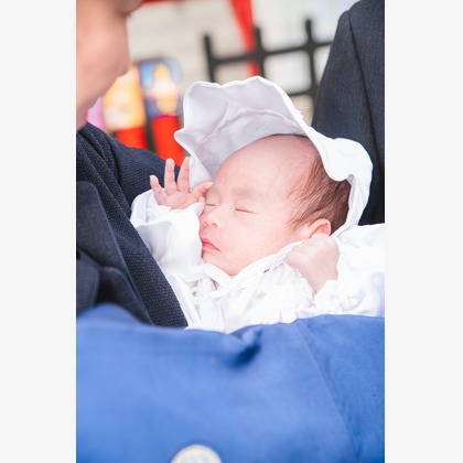 山下　剛が出張撮影したネクタイ, 赤ちゃん・幼児服, 慰めなどが写った「お宮参りの撮影」の家族写真