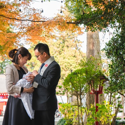 山下　剛が出張撮影したネクタイ, 赤ちゃん・幼児服, 慰めなどが写った「お宮参りの撮影」の家族写真