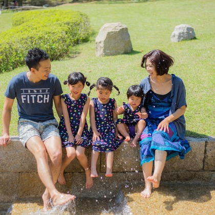 フォスタムが出張撮影した「春の公園で家族フォト」の家族写真