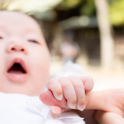 出張撮影くろさわが出張撮影したショール, 唯一, 裸足などが写った「お宮参り」の家族写真