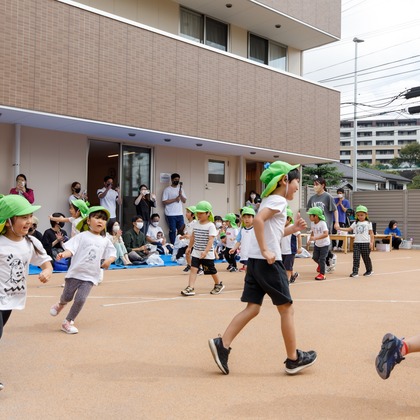 T.Matsumuraが出張撮影した甘いひよこ, 鍛冶池キャンプ場, ローラースポーツなどが写った「運動会（保育園）」の家族写真